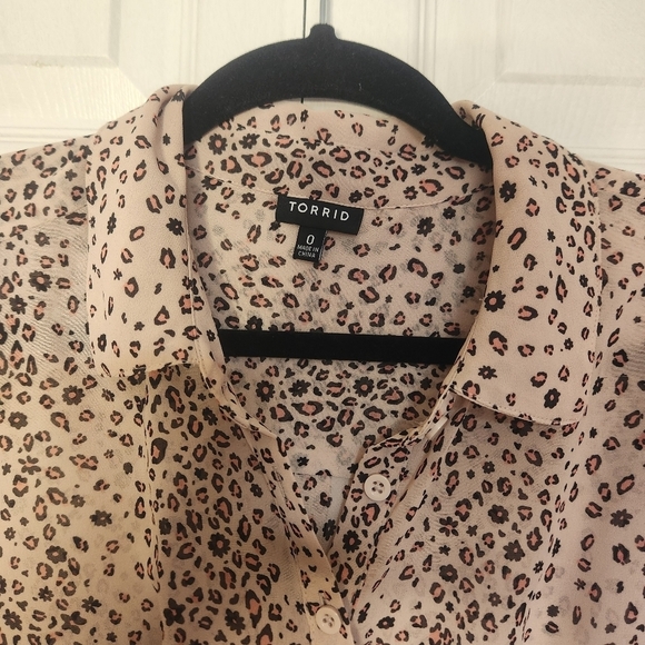 TORRID Plus Size Chiffon Twist Front Tunic Shirt - Size 0/1 - Picture 11 of 13